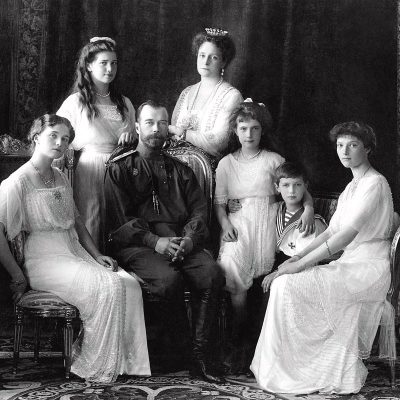 نیکلای دوم آخرین تزار روسیه در کنار خانواده