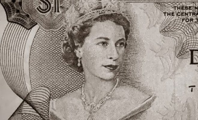 ملکه الیزابت با گردنبند نظام حیدرآباد روی دلار باهاما